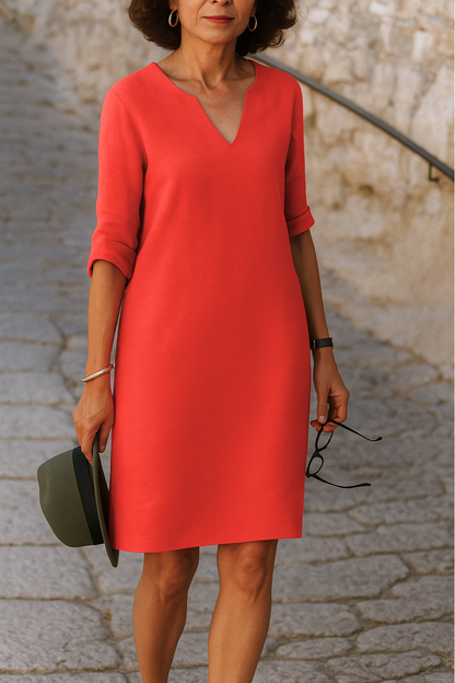 Robe à col en V rouge, manches retroussées, coupe droite longueur genou.