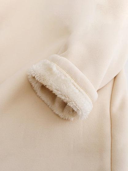 Ensemble hivernal crème : détail du poignet en fausse fourrure sur la manche