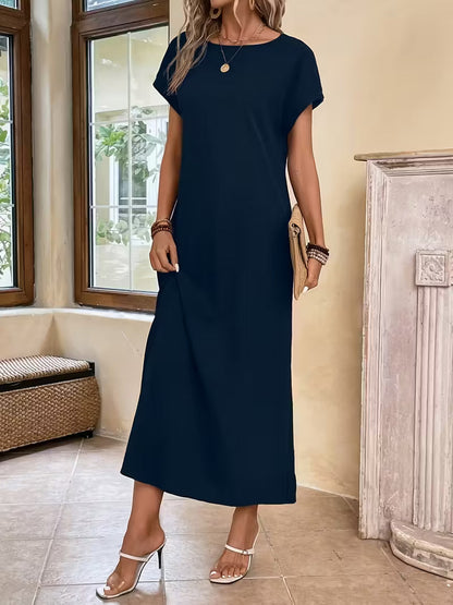 Robe longue sombre bleu nuit à manches courtes, encolure ronde, coupe droite.