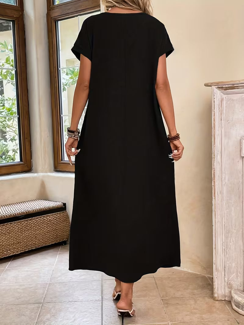 Robe longue sombre vue de dos, manches courtes et encolure ronde.
