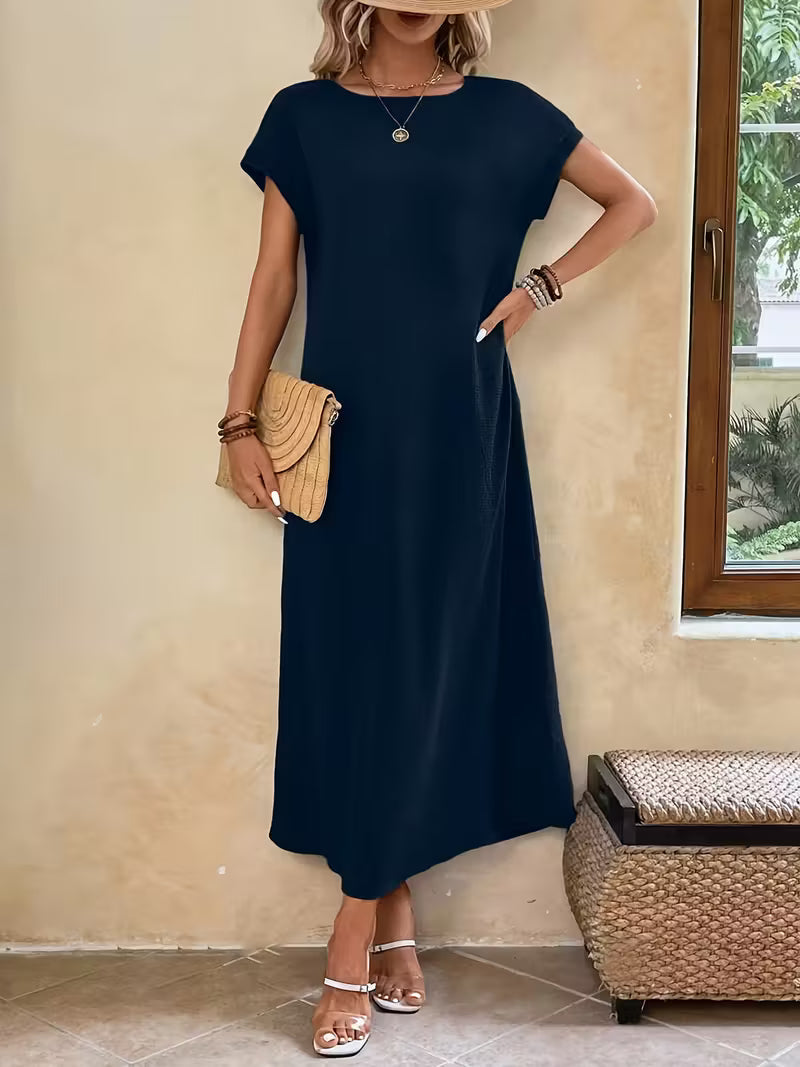 Robe longue sombre bleu nuit à manches courtes, encolure ronde, coupe droite.
