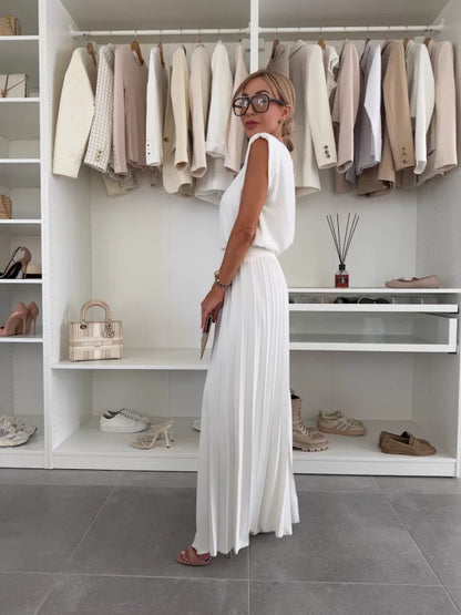 Ensemble blanc : top sans manches et pantalon long ample à plis, jambes larges