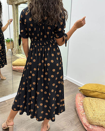 Robe midi Miley noire à pois, manches trois-quarts, décolleté en V, ceinture à la taille