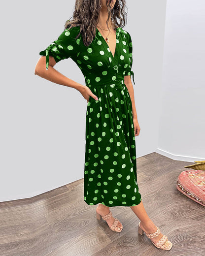 Robe midi Miley verte à pois, col en V, manches trois-quarts, jupe évasée ceinturée