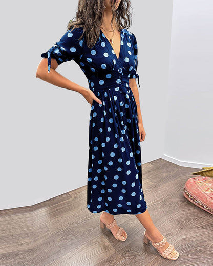 Robe midi Miley bleue à pois, col en V, manches trois-quarts, taille ceinturée