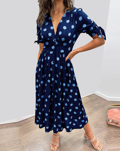 Robe midi Miley bleue à pois, col en V, manches trois-quarts, taille ceinturée