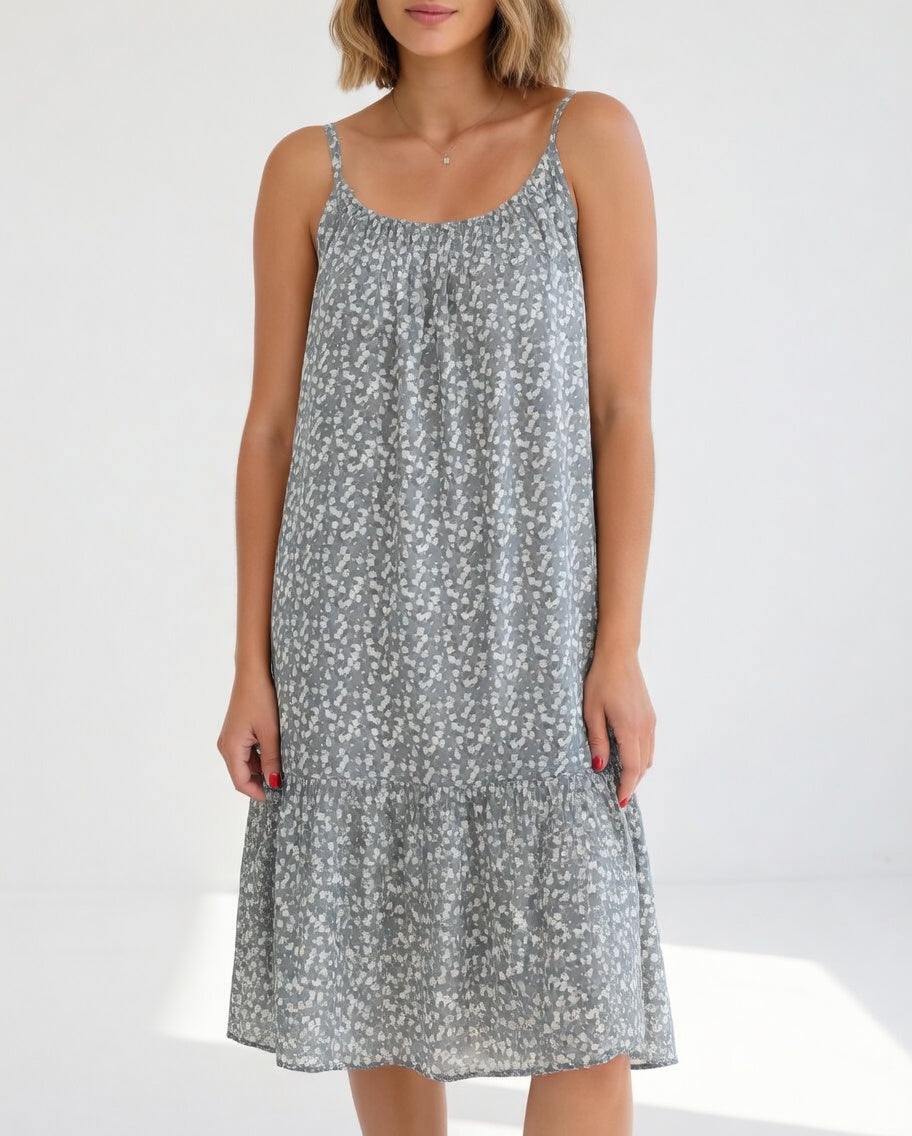 Robe légère grise à fines bretelles, imprimé fleuri discret, coupe évasée
