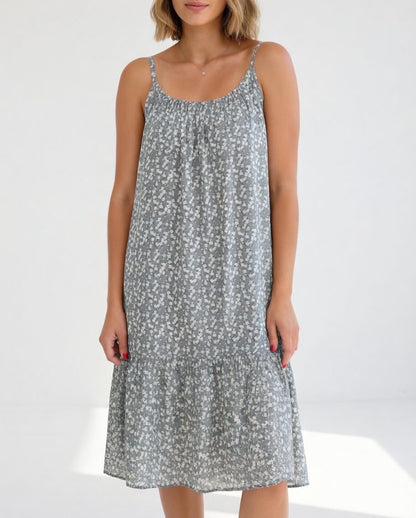 Robe légère grise à fines bretelles, imprimé fleuri discret, coupe évasée