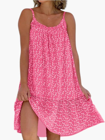 Robe légère rose à petites fleurs, bretelles fines, encolure arrondie, ourlet asymétrique.