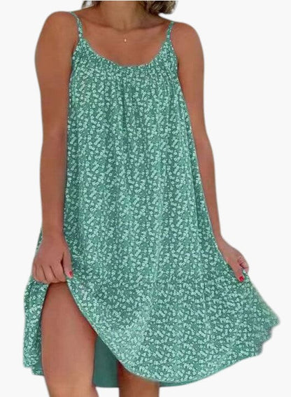 Robe légère verte à petites fleurs, bretelles fines, encolure arrondie, ourlet asymétrique.