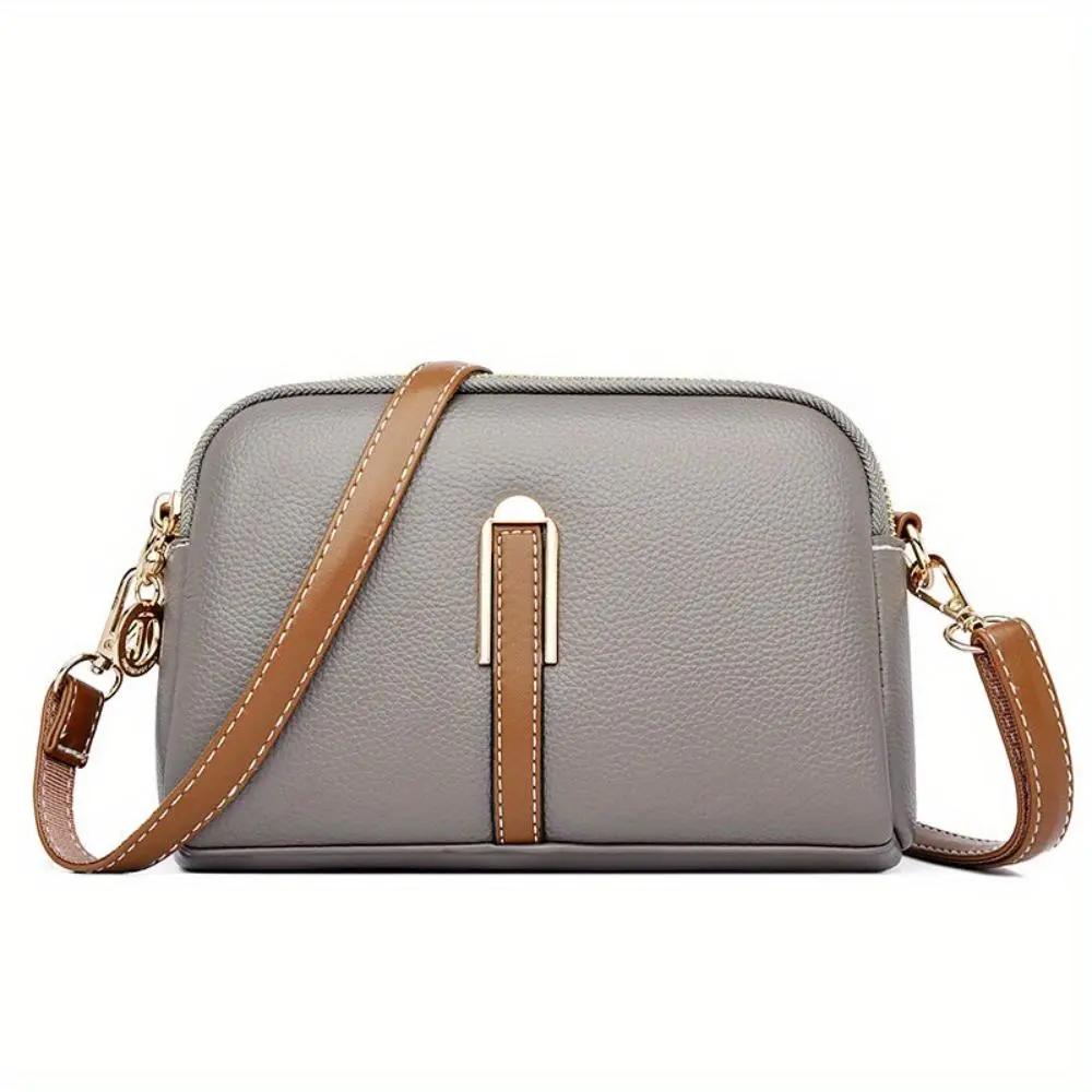 Sac bandoulière en cuir texturé gris, bandoulière marron, poche zippée avec attache centrale