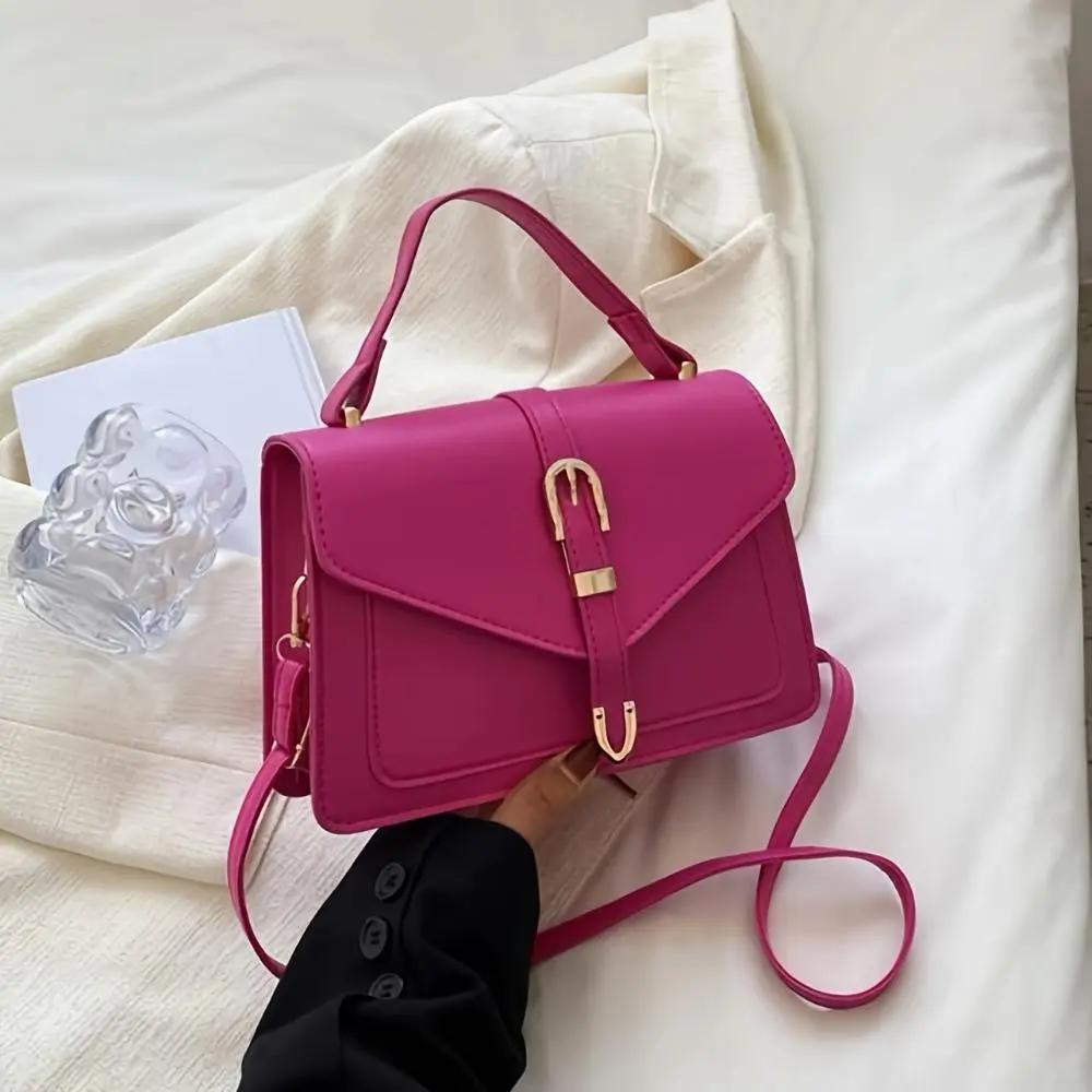 Sac à bandoulière rose fuchsia à rabat, fermoir doré, bandoulière ajustable.