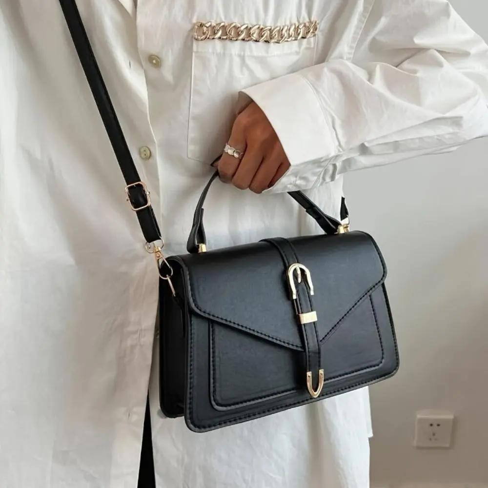 Sac à bandoulière bleu foncé avec rabat et fermeture à bride