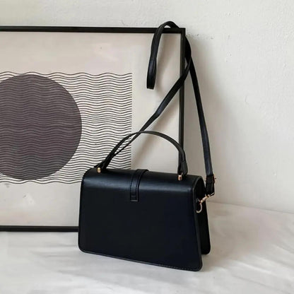 Sac à bandoulière bleu foncé, vue de profil avec bandoulière
