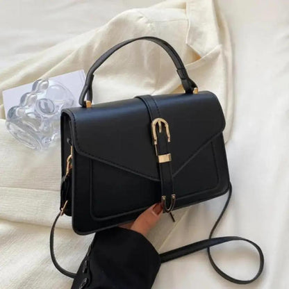 Sac à bandoulière noir avec rabat, serrure décorative et bandoulière