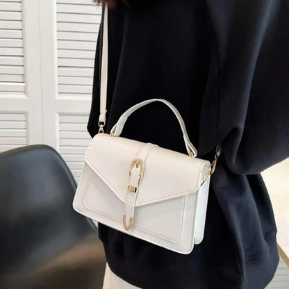 Sac à bandoulière blanc avec rabat, boucle rectangulaire et bandoulière