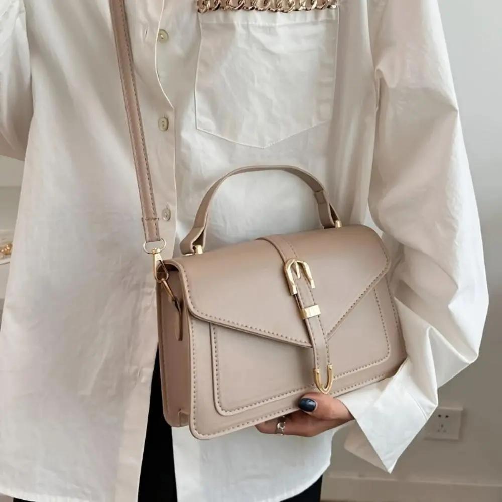 Sac à bandoulière beige clair avec rabat, boucle décorative et bandoulière