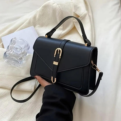 Sac à bandoulière noir avec rabat, boucles dorées et bandoulière