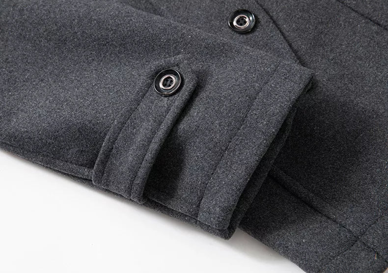 Manteau homme gris foncé, gros boutons métal sur patte au poignet