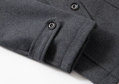 Manteau homme gris foncé, gros boutons métal sur patte au poignet