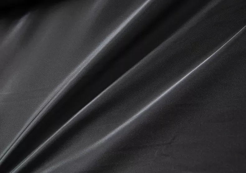Doublure intérieure noire satinée du manteau, tissu lisse visible