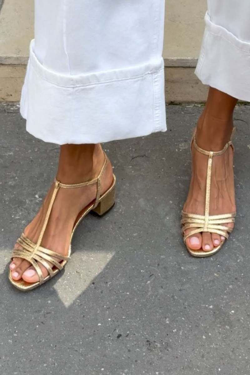 Sandales à talon moyen dorées, brides fines entrecroisées et bout ouvert