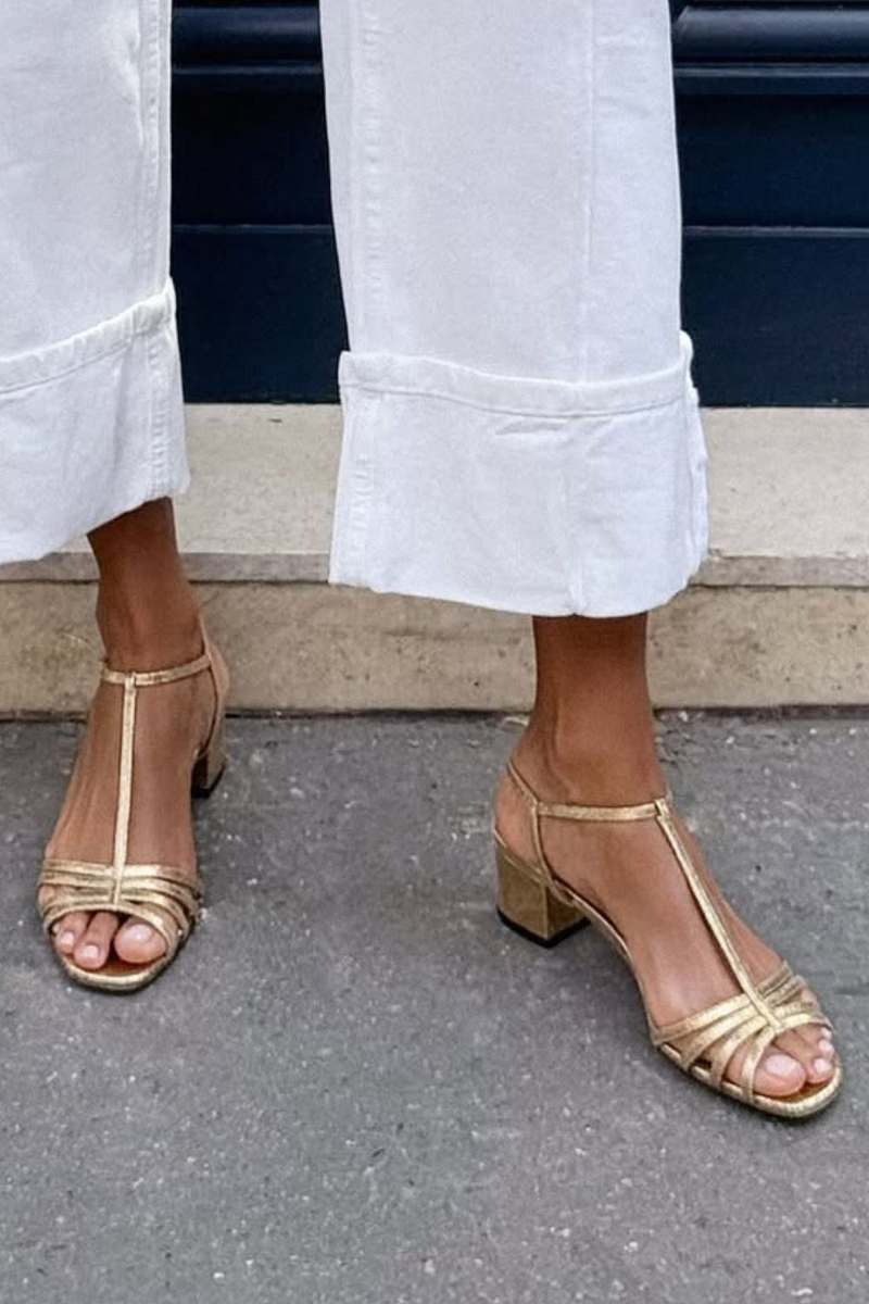 Sandales à talon moyen dorées, brides entrecroisées et bout ouvert