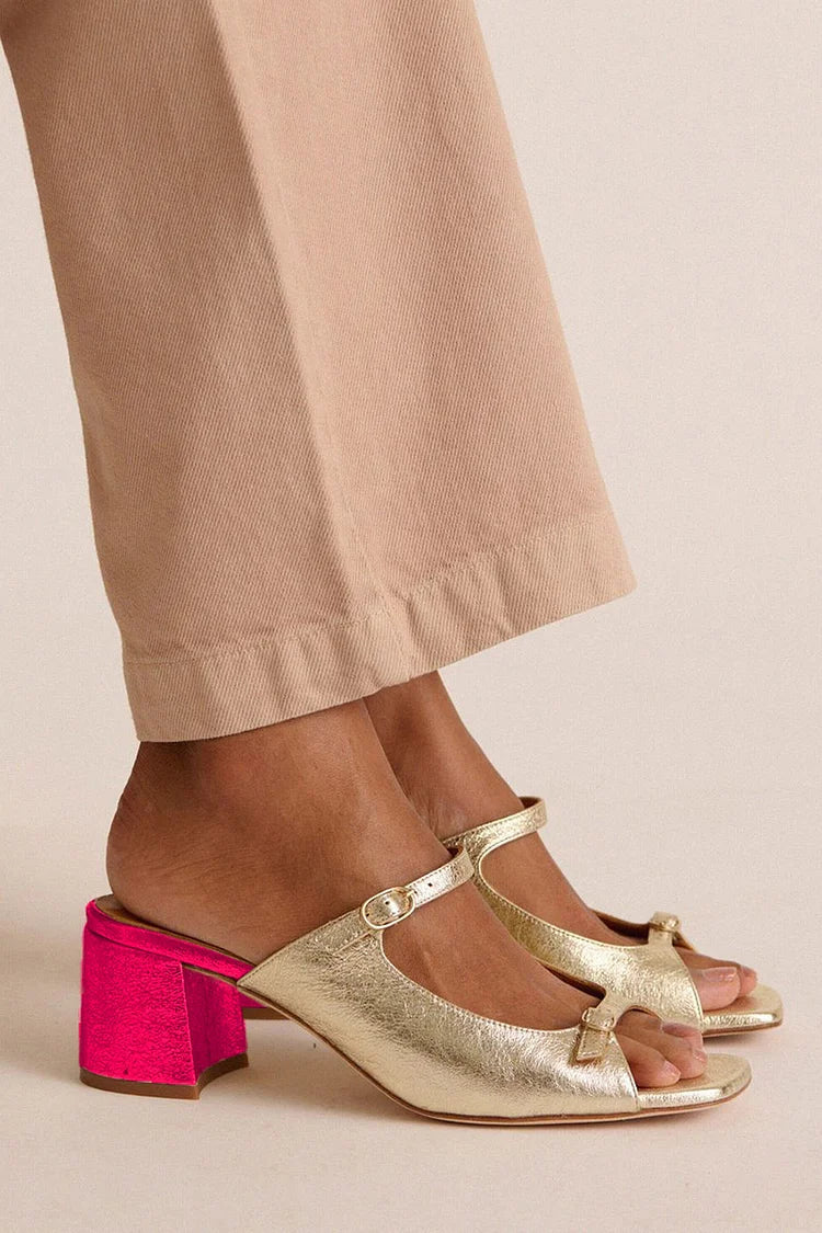 Sandales à talon carré en cuir métallisé doré, brides fines et boucle réglable
