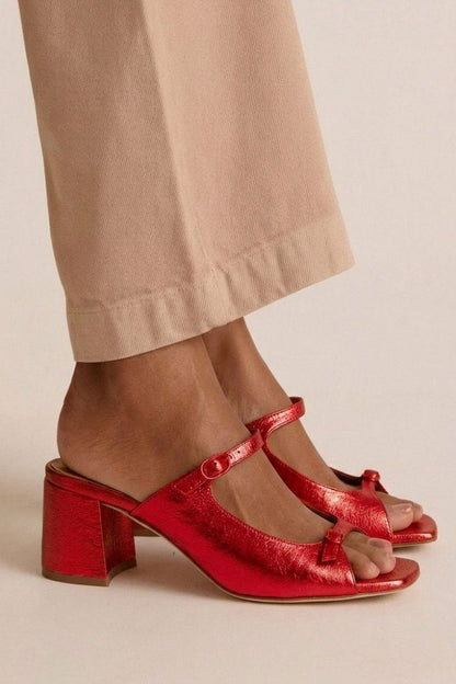 Sandales à talon carré en cuir métallisé rouge, brides à boucle et bout ouvert