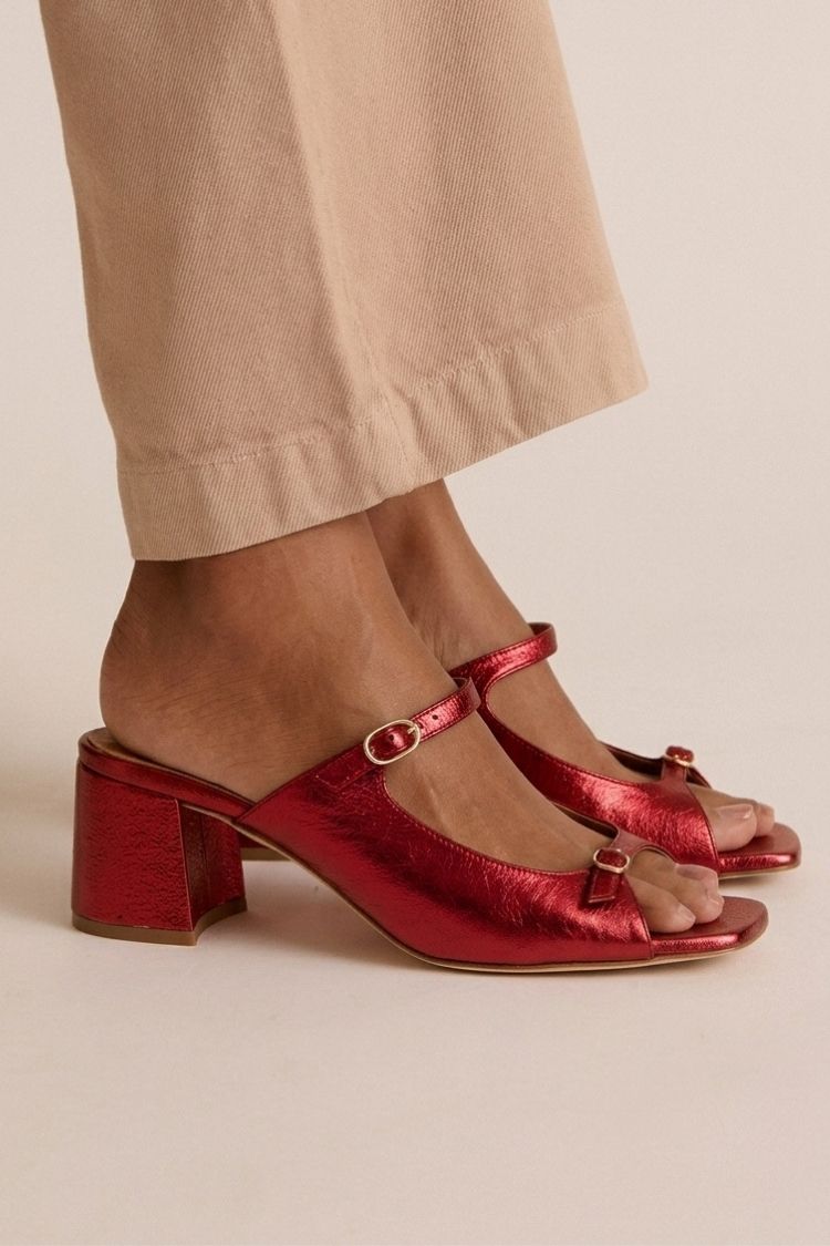 Sandales à talon carré en cuir métallisé rouge bordeaux, brides croisées et boucle