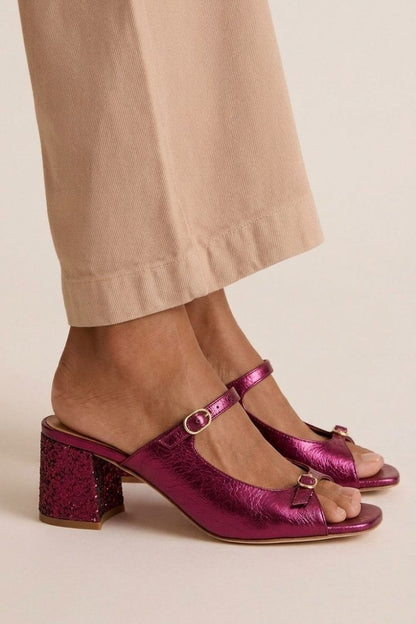 Sandales à talon carré en cuir métallisé violet, brides fines et boucle réglable