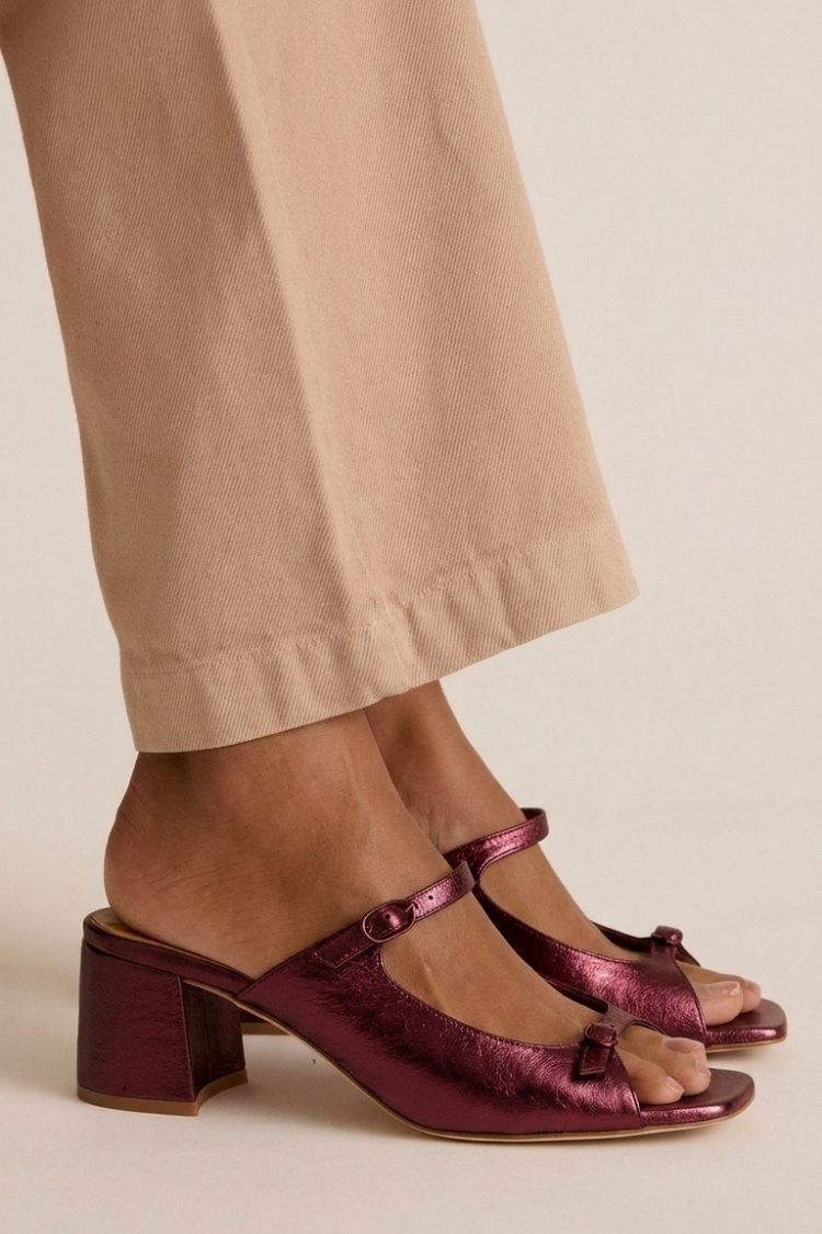 Sandales à talon carré en cuir métallisé prune, brides croisées et boucle