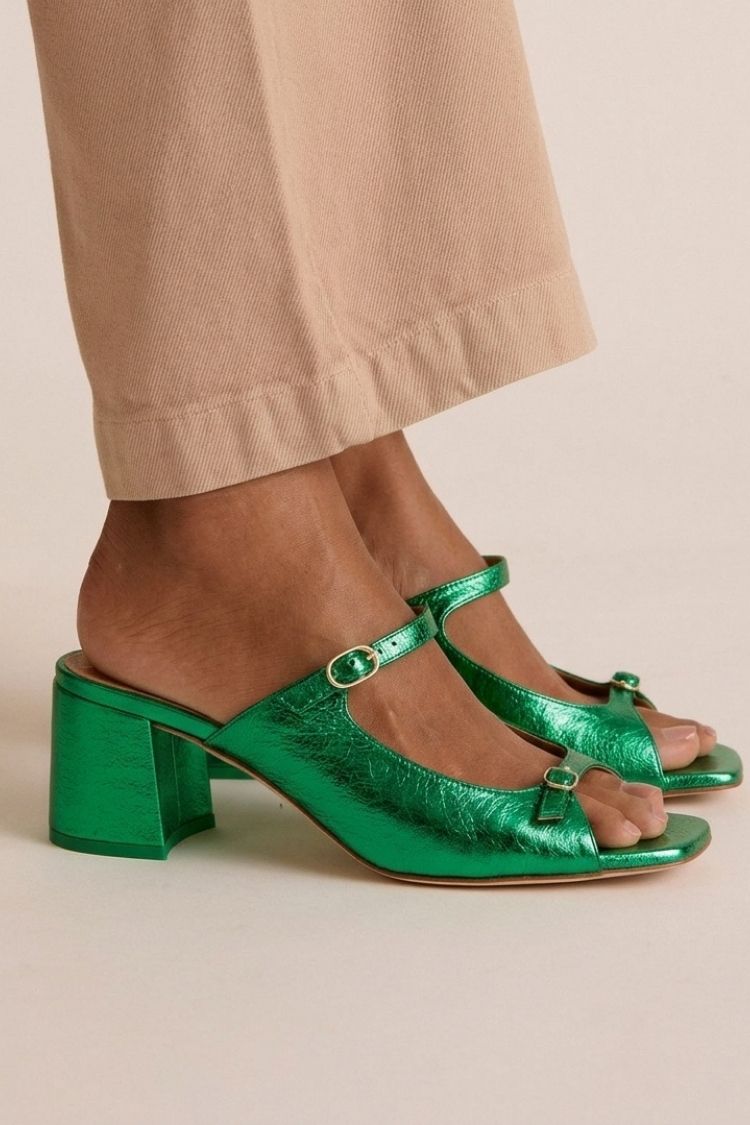 Sandales à talon carré en cuir métallisé vert, brides fines et boucle décorative