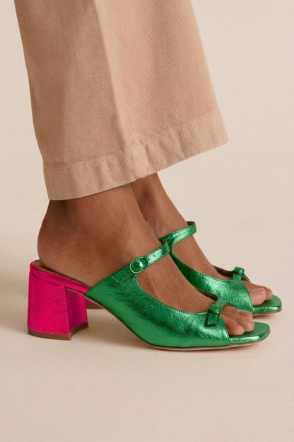 Sandales à talon carré en cuir métallisé vert, brides croisées et boucle décorative