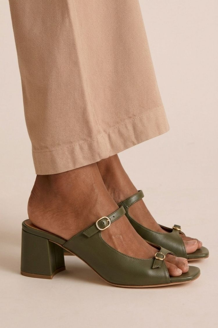 Sandales à talon carré en cuir métallisé vert olive, brides fines et boucle réglable
