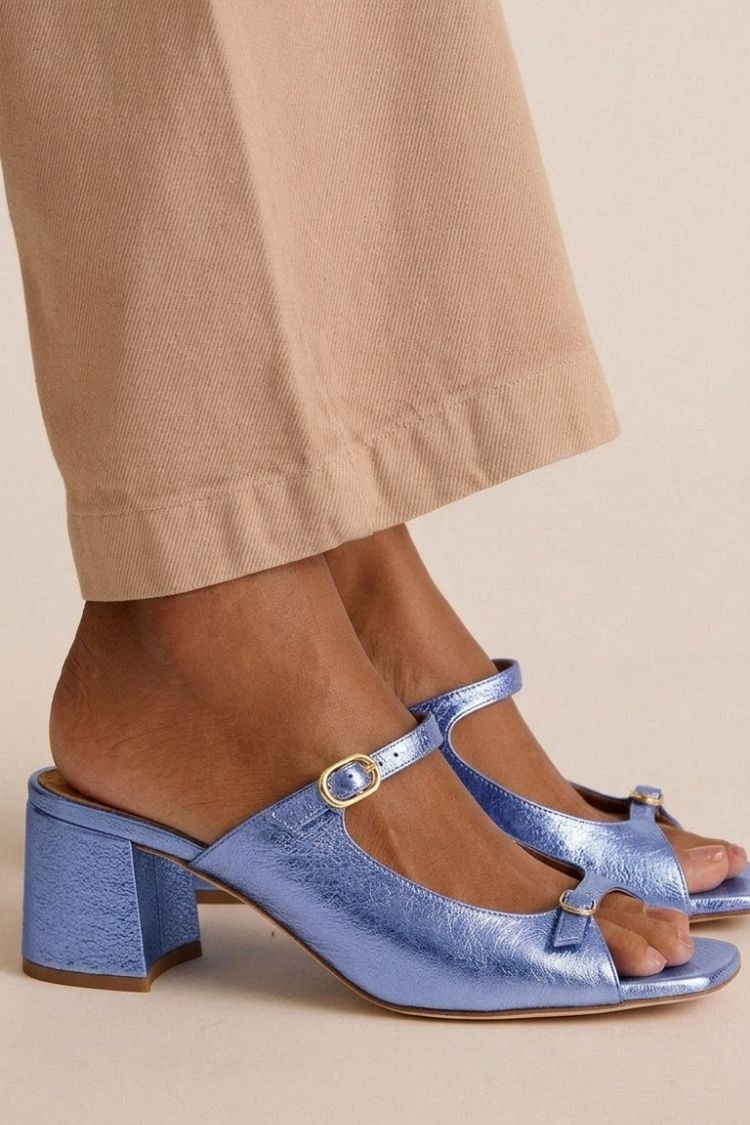 Sandales élégantes à talon mi-hauteur bleu ciel, bride à boucle, bout ouvert