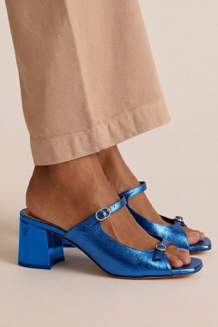 Sandales à talon carré en cuir métallisé bleu, brides croisées et boucle décorative
