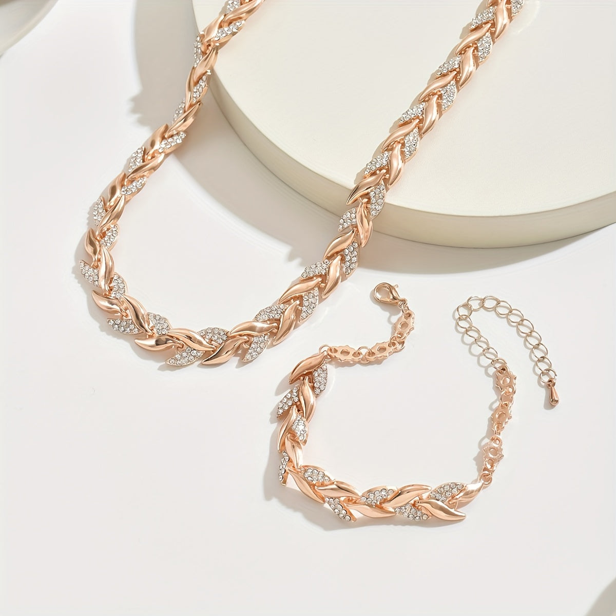 Parure or rose : collier, bracelet et fermoir, maillons torsadés queue de sirène