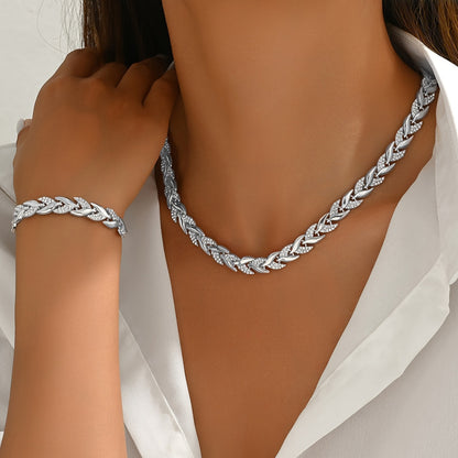 Collier queue de sirène en or rose porté, chaîne tressée à maillons ovales
