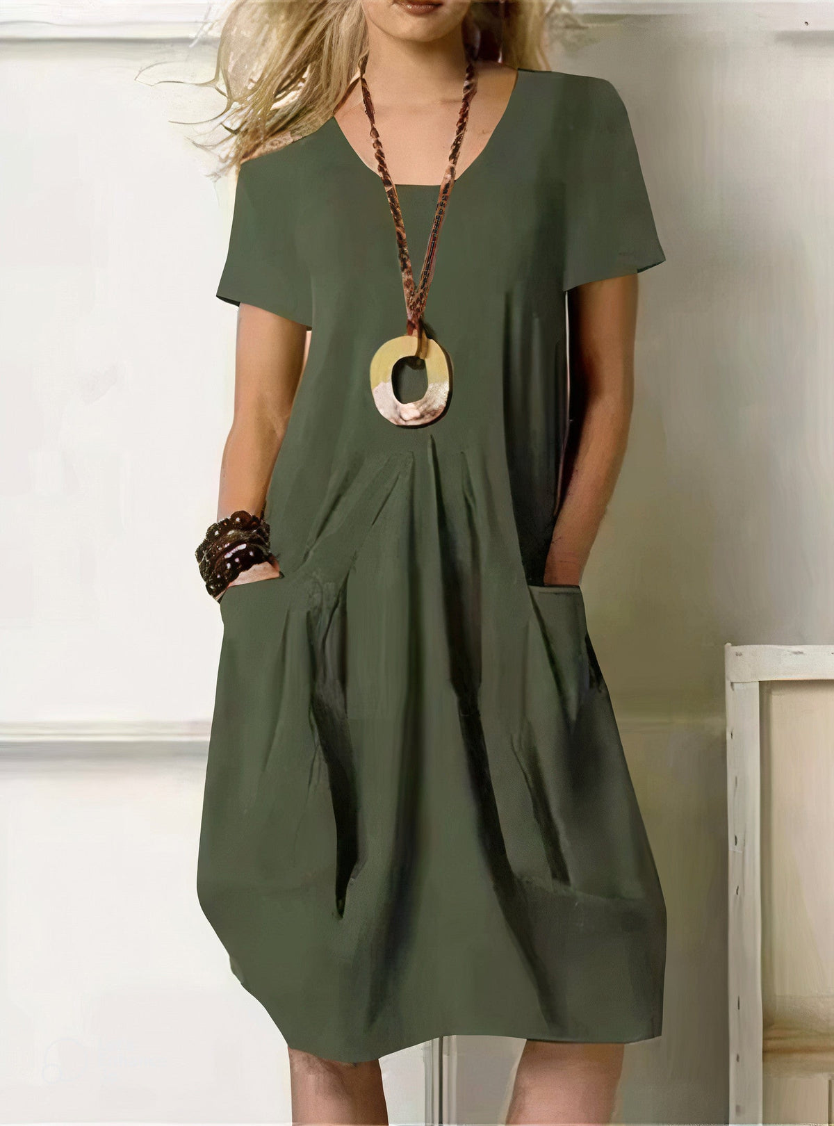 Robe courte vert foncé à manches courtes, encolure ronde et jupe ample froncée