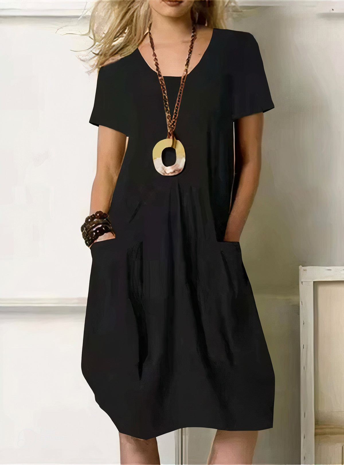 Robe courte noire à manches courtes, encolure ronde et jupe ample froncée