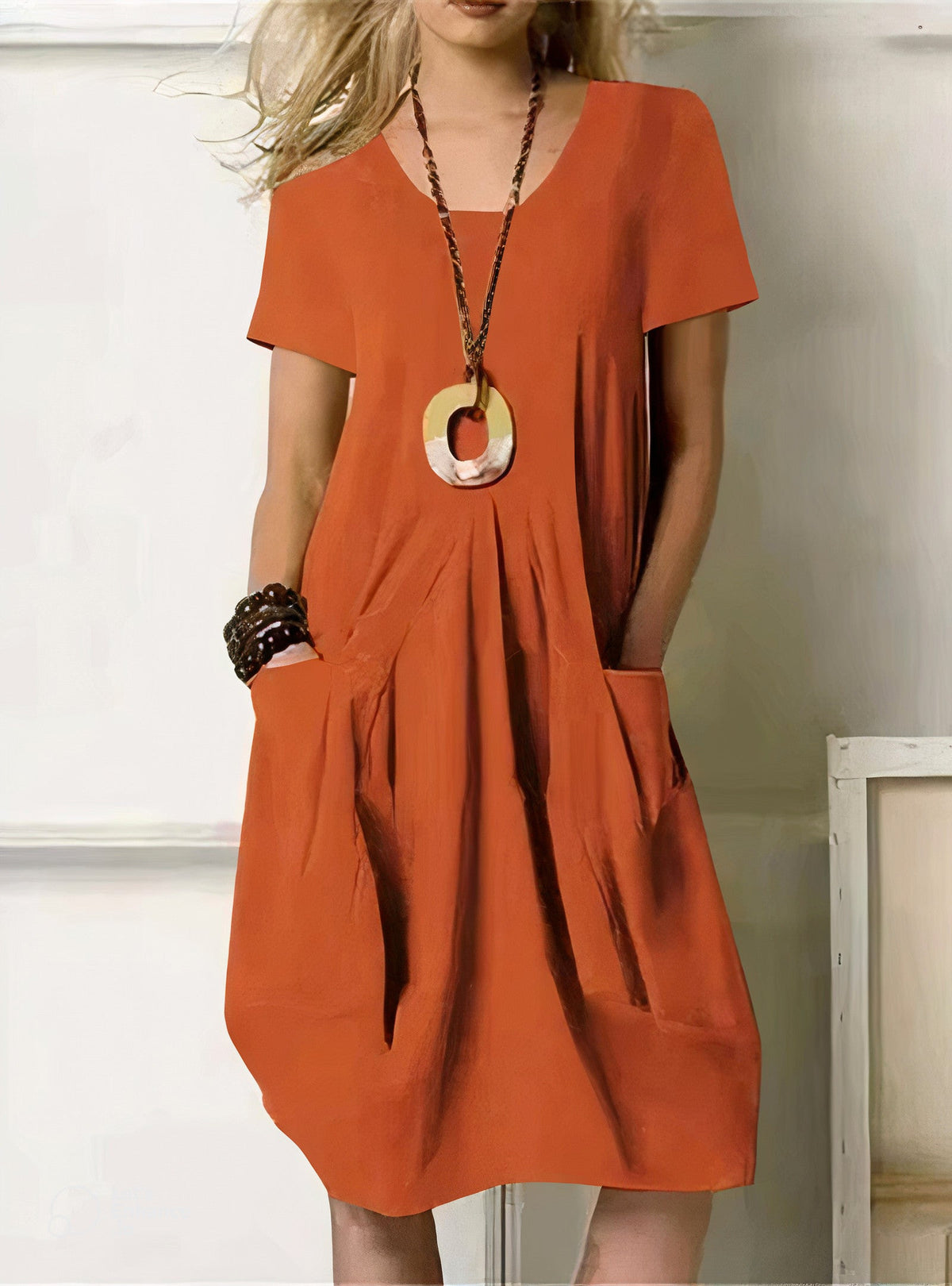 Robe courte orange à manches courtes, encolure ronde et jupe froncée ample