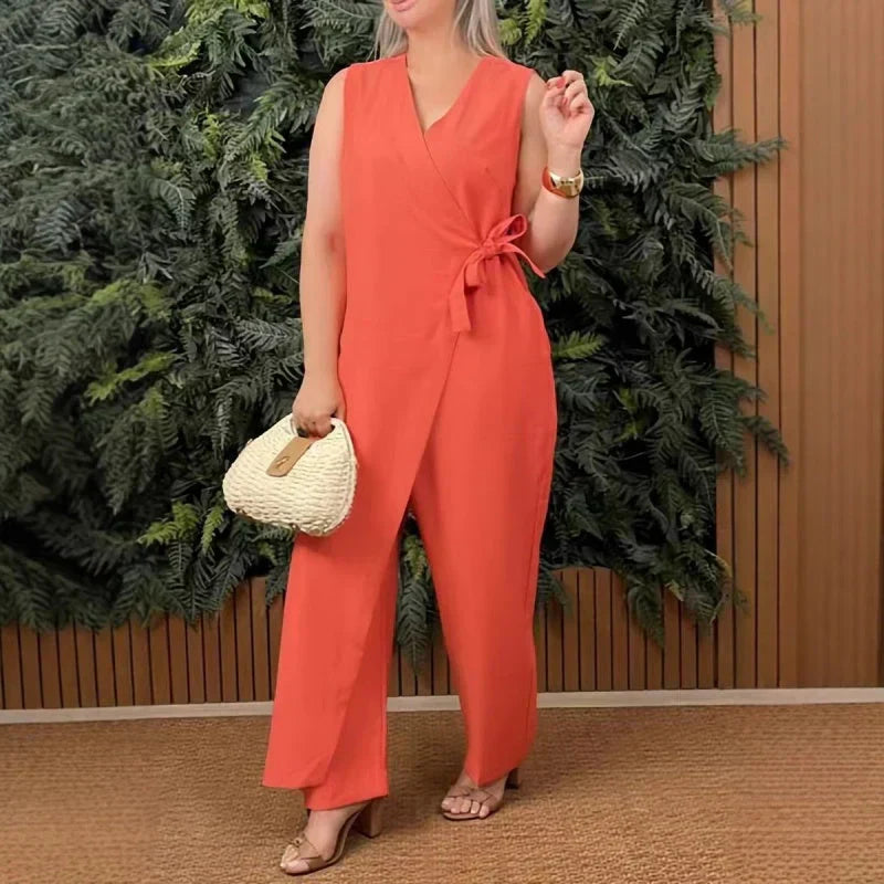 Combinaison fluide orange sans manches, encolure V, lien noué à la taille, jambes droites.