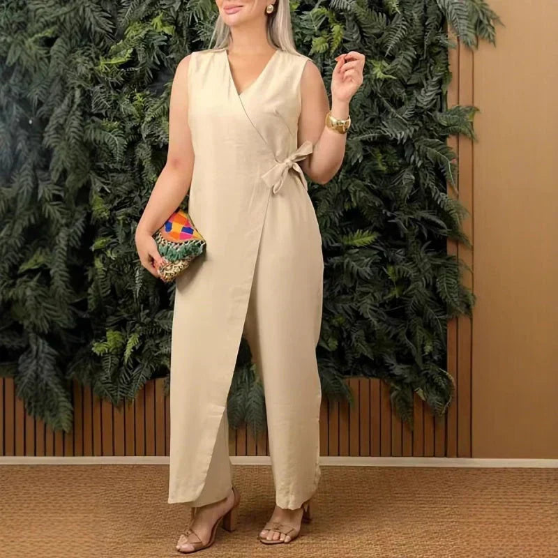 Combinaison fluide beige sans manches, encolure V, lien noué à la taille, jambe ample.