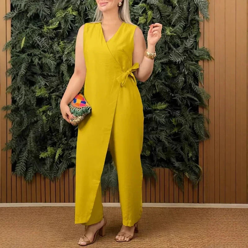 Combinaison fluide jaune sans manches, encolure V, lien noué à la taille, jambe ample.