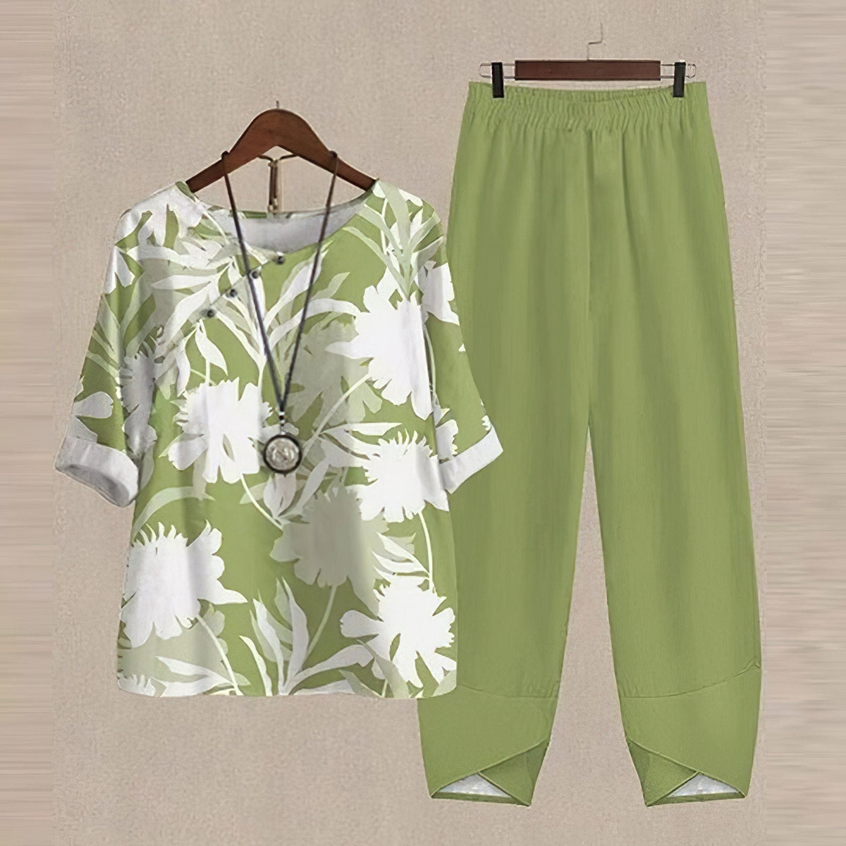 Ensemble chemise et pantalon vert : chemisier à fleurs blanches, pantalon fluide assorti