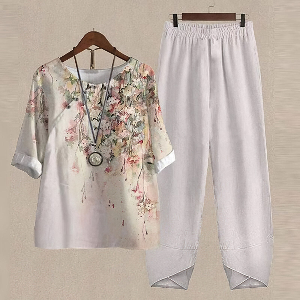 Ensemble chemise et pantalon blancs : chemisier floral multicolore, pantalon ample assorti