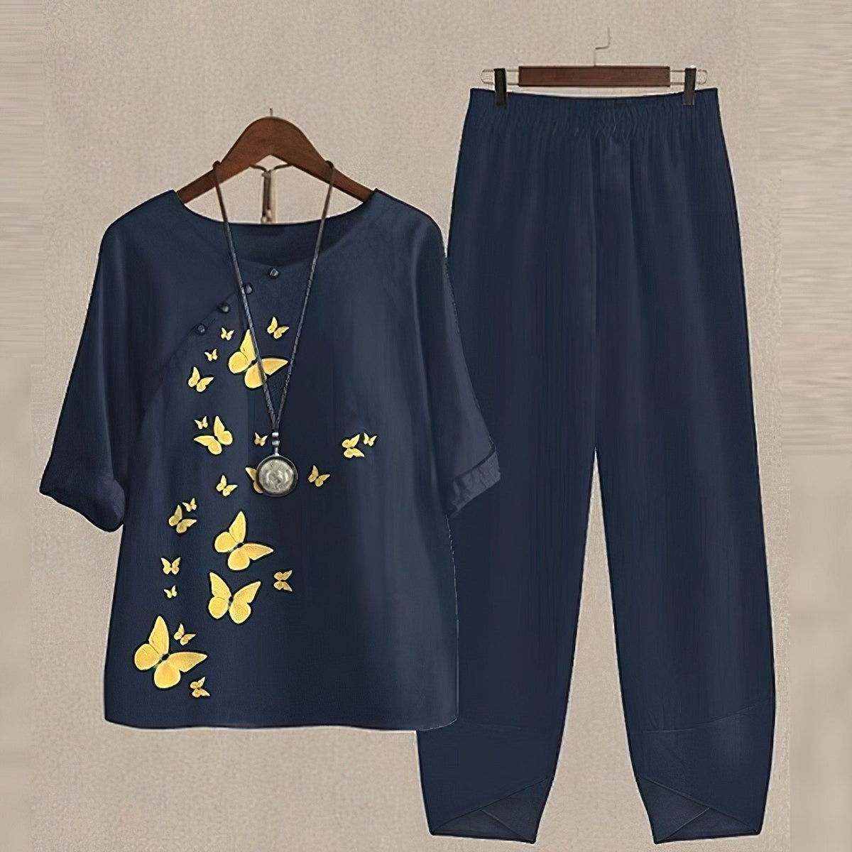 Ensemble chemise et pantalon bleu foncé : chemisier à papillons jaunes, pantalon fluide