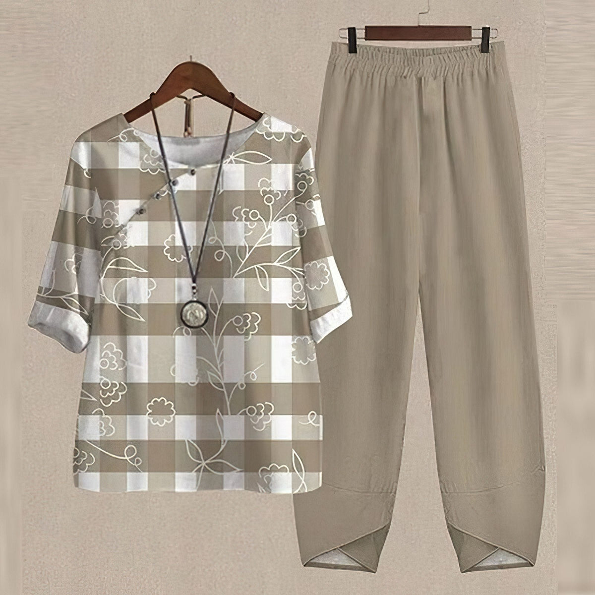 Ensemble chemise et pantalon beige : chemisier à motifs blancs, pantalon ample assorti