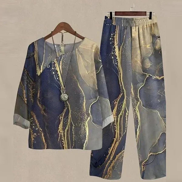 Ensemble chemise et pantalon bleu : chemisier marbré or et bleu, pantalon ample assorti
